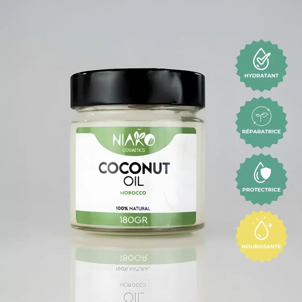 Pot transparent avec couvercle noir étiqueté 'Niako Cosmetics COCONUT OIL - MOROCCO, 100% NATUREL, 180GR' sur un fond réfléchissant. Autour, quatre icônes vertes et jaunes avec les bénéfices écrits en français : 'HYDRATANT' avec un icône de goutte, 'RÉPARATRICE' avec un icône de coeur et feuille, 'PROTECTRICE' avec un icône de goutte et parapluie, et 'NOURRISSANTE' avec un icône de feuille. Ces éléments illustrent les qualités hydratante, réparatrice, protectrice et nourrissante de l'huile.